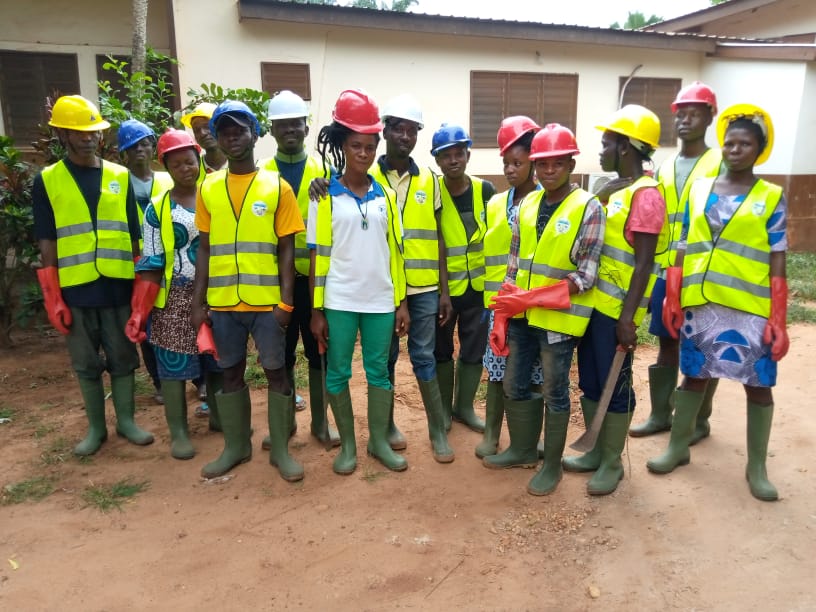 LES JEUNES DE LA COMMUNE DE YOTO 1 (TABLIGBO) ACTIVENT LE FEU DE L’ENGAGEMENT APRES RECEPTION DES MATERIELS OFFERTS PAR ACDIEF ET PNUD.